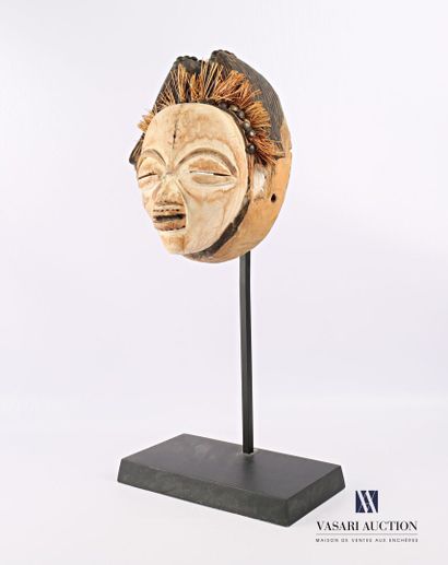 null PUNU - GABON

White feminine mask in patinated and pigmented polychrome wood...
