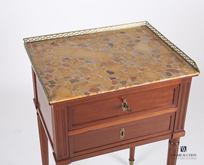 null Mahogany and mahogany veneer table, it is topped with a rectangular breccia...