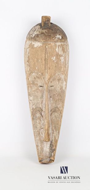 null FANG - GABON

Carved and patinated wooden mask decorated with curved motifs...