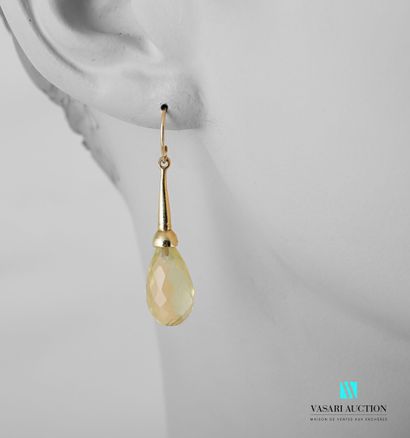 null Pair of vermeil earrings, the swan neck clasp holding a briolette-cut citrine

Gross...