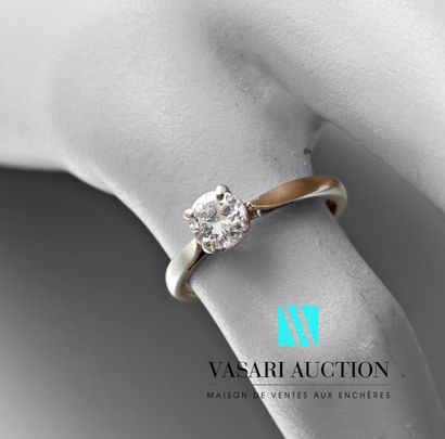 null Ring in white gold 750 thousandths set with a half-cut diamond solitaire of...