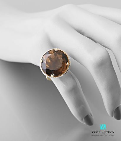 null Ring in vermeil 925 thousandths set with a round faceted smoked quartz surrounded...