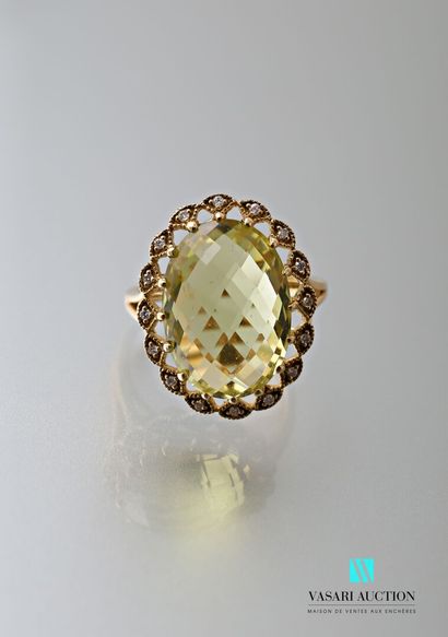 null Bague en or jaune 750 millièmes sertie en son centre d'un quartz lemon de taille...