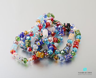null Sautoir en perles de verres de couleurs dans le style de Murano

Long. : 56...