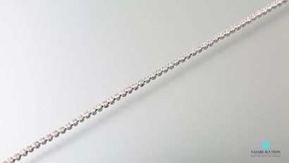 null Bracelet ligne en or blanc 750 millièmes serti de 78 diamants de taille moderne...