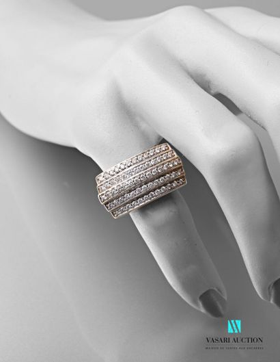 null Bague bandeau en or 750 millièmes pavée de cinq rangs de brillants 

Poids brut...