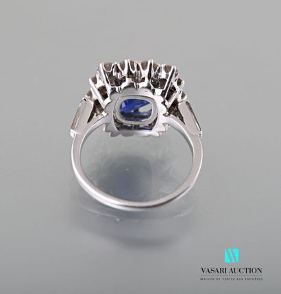  Ring in white gold 750 thousandth set with a cushion-cut sapphire of about 6.3 carats...
