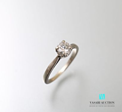 null Ring in white gold 750 thousandths set with a half-cut diamond solitaire of...