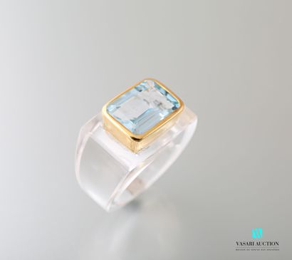 null Ring set with a rectangular topaz with cut sides in closed setting in gilt 

Finger...