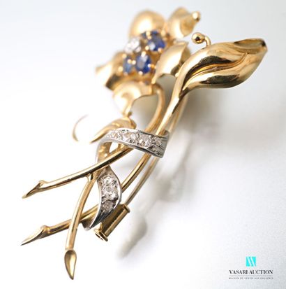 null Brooch in yellow gold 750 thousandths in the shape of a blooming flower, the...