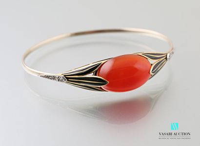 null Bracelet in gold 750 thousandths centered on a cabochon of oval carnelian set...