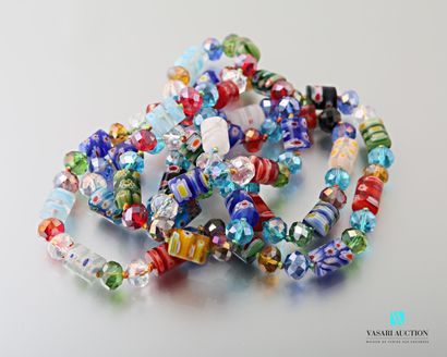 null Sautoir en perles de verres de couleurs dans le style de Murano

Long. : 56...