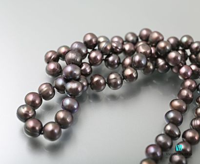 null Collier deux rangs de perles d'eau douce teintées grise et cerclées 

Long....