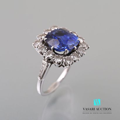  Ring in white gold 750 thousandth set with a cushion-cut sapphire of about 6.3 carats...