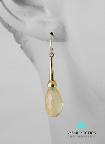 null Pair of vermeil earrings, the swan neck clasp holding a briolette-cut citrine

Gross...