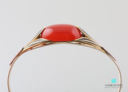 null Bracelet in gold 750 thousandths centered on a cabochon of oval carnelian set...
