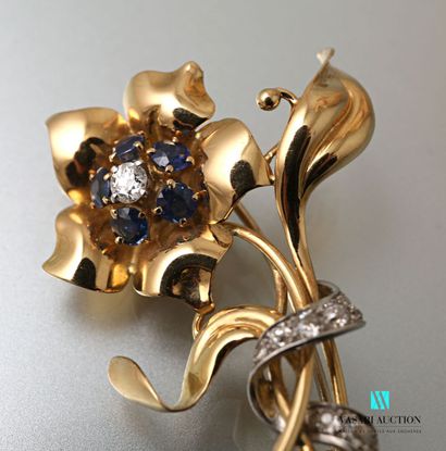 null Brooch in yellow gold 750 thousandths in the shape of a blooming flower, the...