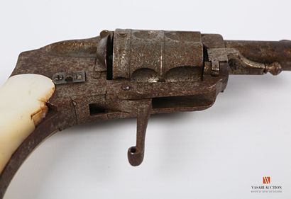 null Hammerless pocket revolver, 8 mm calibre, 50 mm rifled barrel, five-chamber...