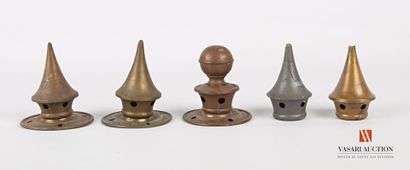 null Pointes de casque à pointe modèle 1895, 2 pointes seules, 2 pointes sur socle,...