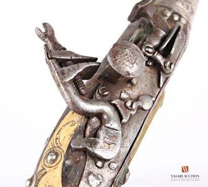 null Flintlock pistol, barrel with sides then round of 31 cm, punched and tromblonné...