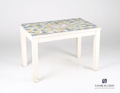 null Side table in white lacquered wood, the tray of rectangular shape with mosaic...