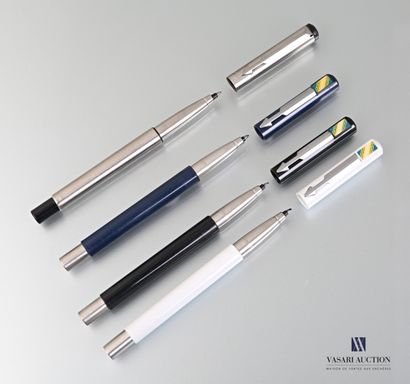 null PARKER

Lot of four pens in black, dark blue and metal.

(wear of use)