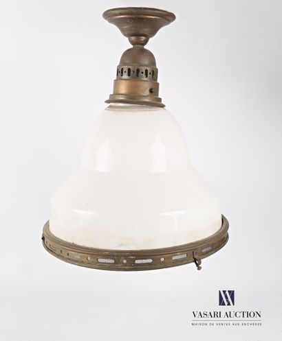 null Suspension of form bell out of metal and white opaline.

(chip)

Height : 43...