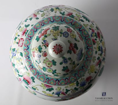 null CHINE

Potiche couverte de forme ovoïde en porcelaine à dcor polychrome de scènes...