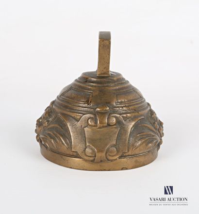 null Table bell in bronze decorated with mascarons flanked by palms.

Height. Height...