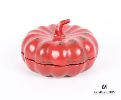 null CHINA 

Red lacquered cardboard box in the shape of a curcubitaceae.

Height...