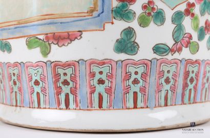 null CHINE 

Vase de forme balustre en porcelaine à décor polychrome de réserves...