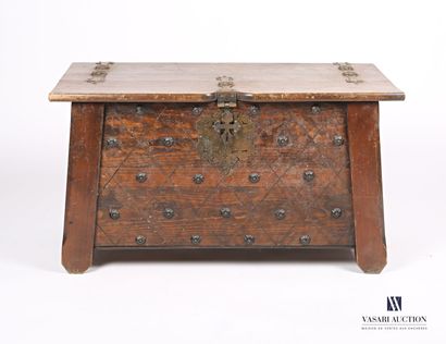 null Natural wood chest, the front decorated with crosses centered with metal buttons,...