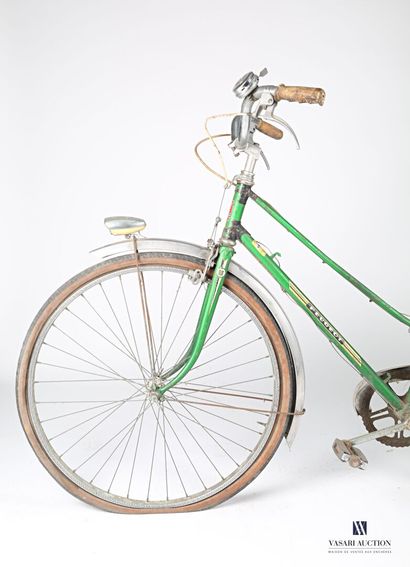 null Vélo de marque Peugeot en métal vert avec deux sacoches à rabats.

Vendu en...