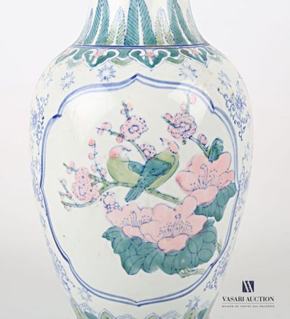 null CHINE

Vase en porcelaine de forme balustre à décor polychrome de réserves ornées...