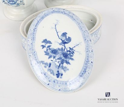 null Lot in porcelain with decoration in blue monochrome including a pair of feet...