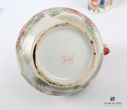  ASIA 
Porcelain lot with painted decoration of geisha on wisteria on a background...
