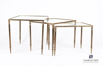 null Suite trois tables gigognes en métal et bronze, les plateaux de forme rectangulaire...