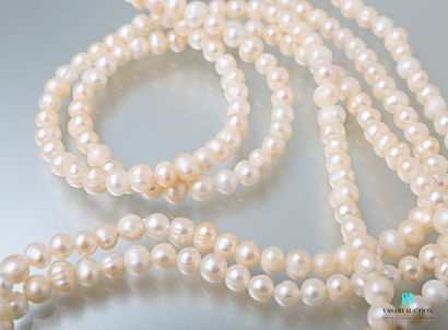 null Long necklace decorated with freshwater pearls.

Length : 75 cm