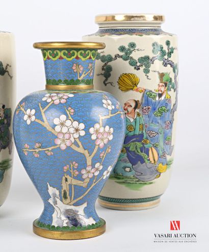 null Paire de vases rouleau en porcelaine dit Satzuma à décor d'un sage sous un arbre,...