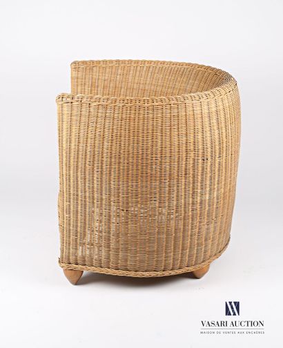 null Basket armchair in woven wicker, it rests on four wooden feet of ovoid form.

20th...