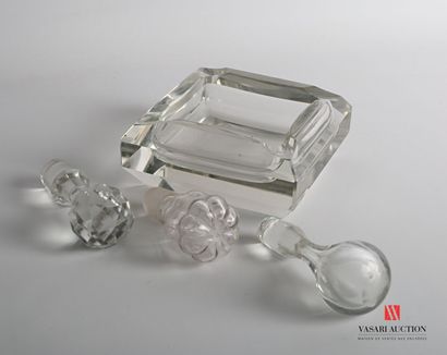 null Crystal ashtray of square form, the sides with cut sides.

Height : 5 cm 5 cm...