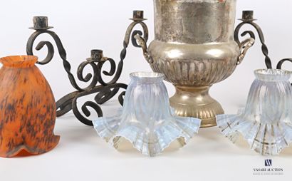 null Lot including a silver plated Medici vase (Height: 24,5 cm), a pair of candelabra...