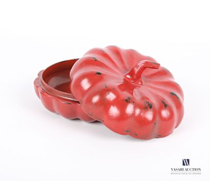 null CHINA 

Red lacquered cardboard box in the shape of a curcubitaceae.

Height...