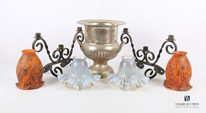 null Lot including a silver plated Medici vase (Height: 24,5 cm), a pair of candelabra...