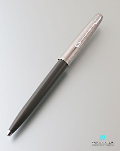 PARKER 
Grey lacquered metal pen