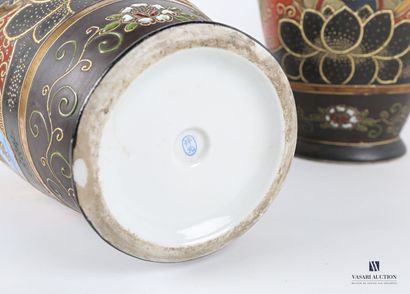 null JAPON 

Paire de vases en porcelaine à décor dit Satsuma de geishas et sages...