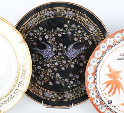 null Porcelain lot including four plates of presentation, one has decoration of birds...