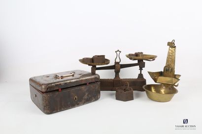 null Lot including a brass stand (Height: 24.5 cm), a cast iron scale with two trays...