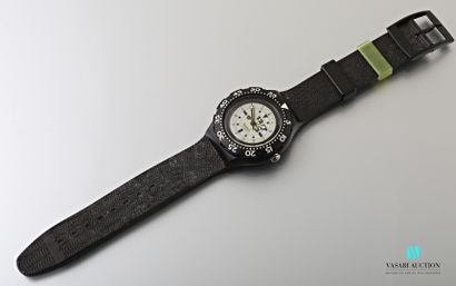 null SWATCH - SCUBA 200

Boitier et bracelet en plastique.

Mouvement à quartz.

Avec...