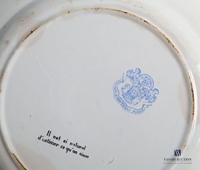 null Lot in fine earthenware of mismatched plates of which four speaking plates with...
